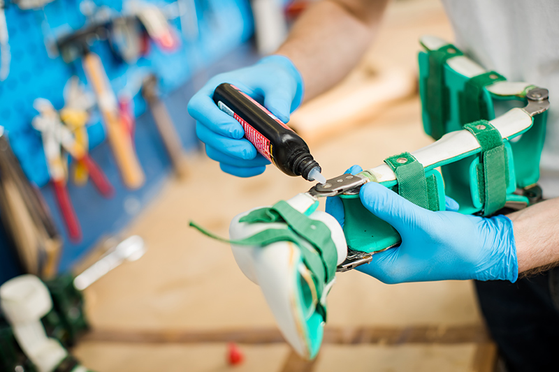 Sanitätskaufhaus Kellner - Relaunch 2025 - Mitarbeiter arbeitet an einer individuellen Beinorthese in der Werkstatt
