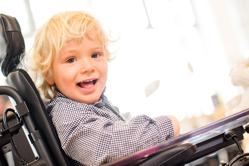 Sanitätskaufhaus Kellner - Relaunch 2025 - lachendes Kind im Rollstuhl