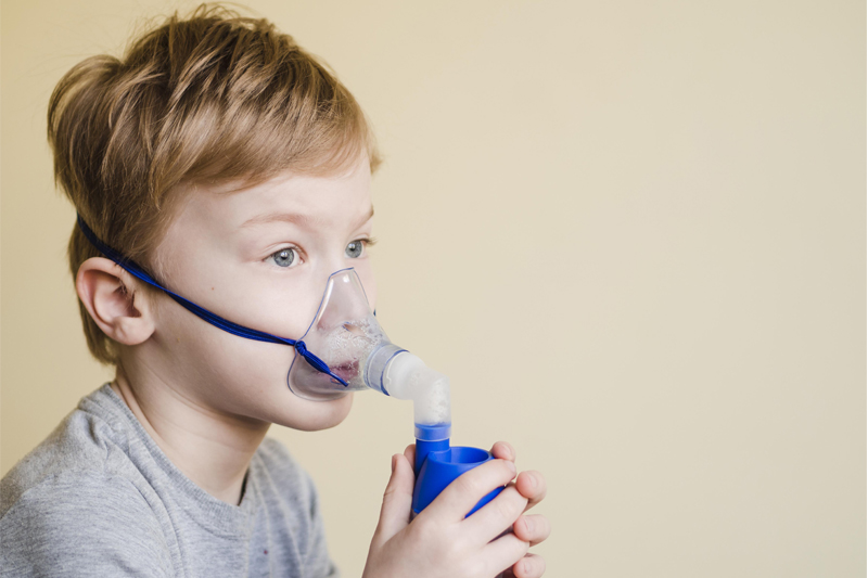 Sanitätskaufhaus Kellner - Relaunch 2025 - Junges Kind mit Sauerstoffgerät schaut in die Ferne