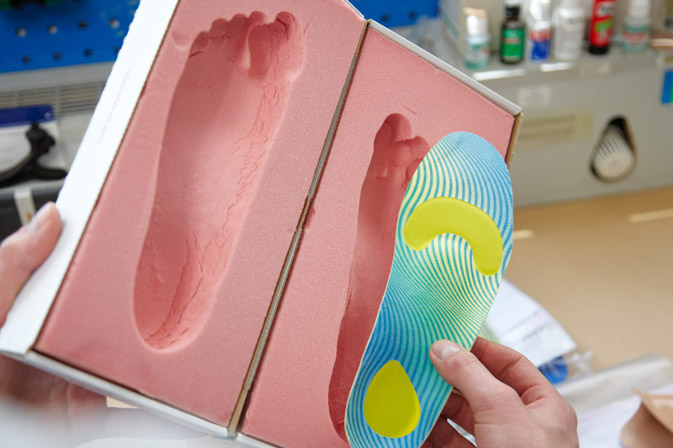 Sanitätskaufhaus Kellner - Relaunch 2025 - Einlagen für Schuhe werden mit Fußabdruck abgeglichen