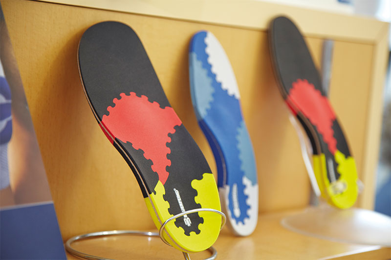 Sanitätskaufhaus Kellner - Relaunch 2025 - Einlagenauswahl im Sanitätskaufhaus Kellner - mehrere Einlagen werden im Regal präsentiert