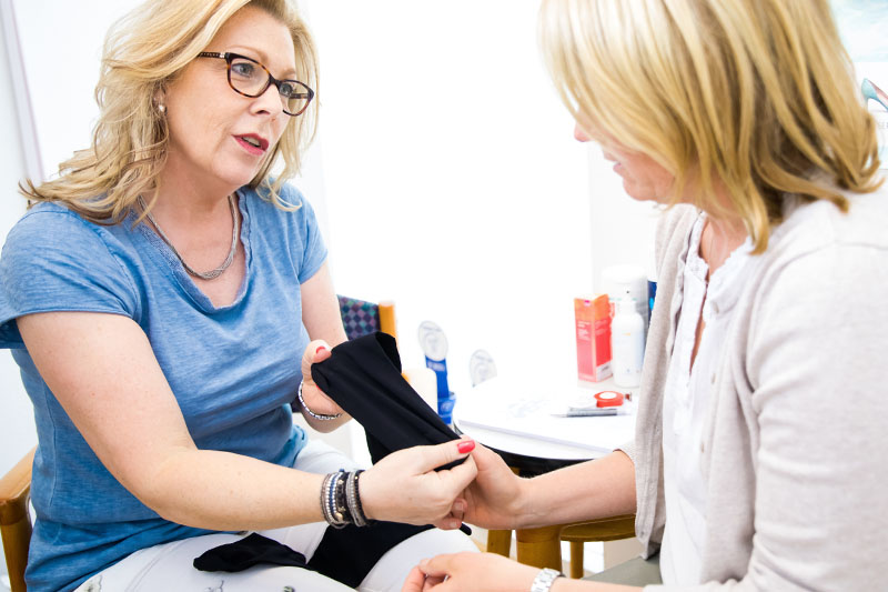 Sanitätskaufhaus Kellner - Relaunch 2025 - Patientin im Beratungsgespräch mit Mitarbeiterin über Kompressionstherapie
