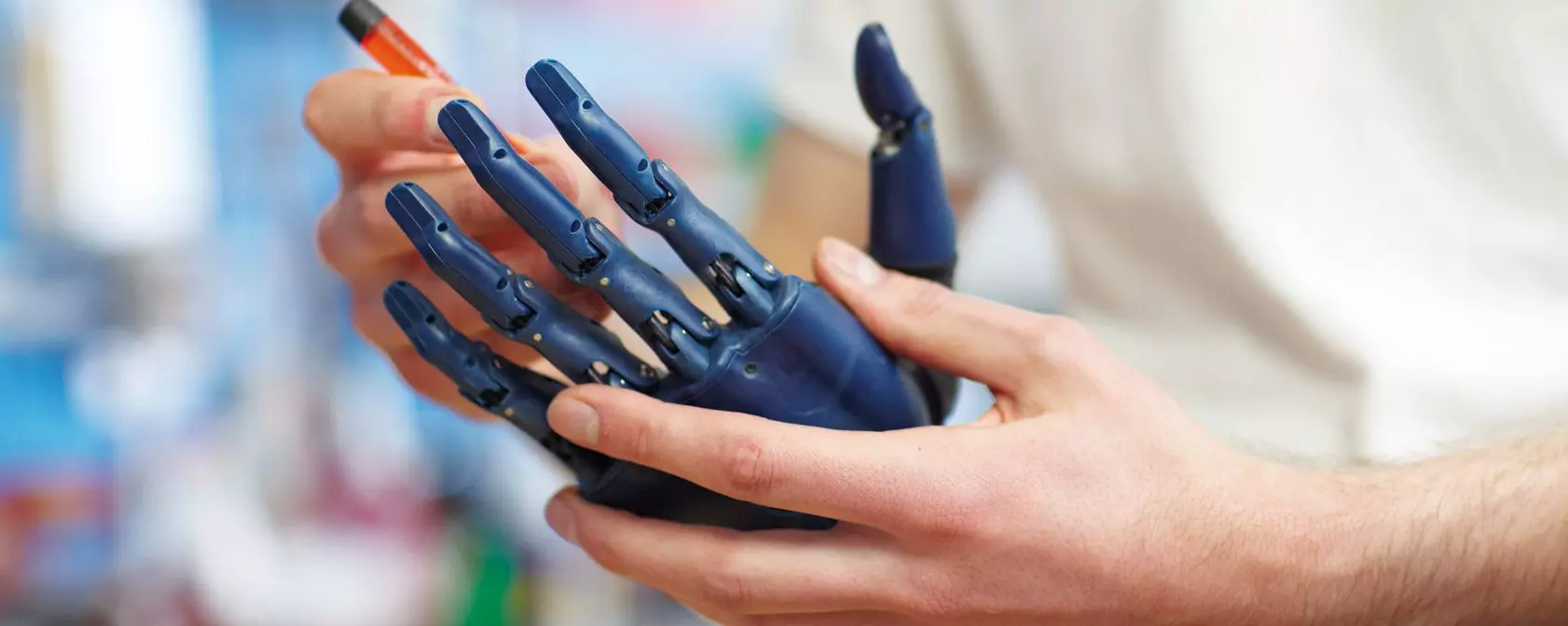 Sanitätskaufhaus Kellner - Relaunch 2025 - Mitarbeiter bei der Arbeit an einer Prothese