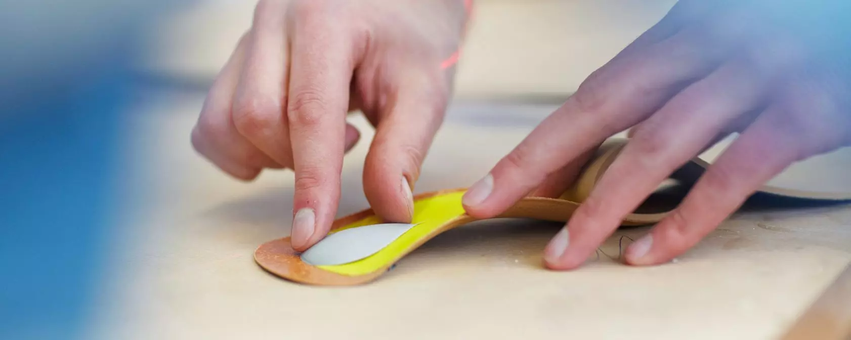 Sanitätskaufhaus Kellner - Relaunch 2025 - Mitarbeiter bei der Arbeit an einer Einlage