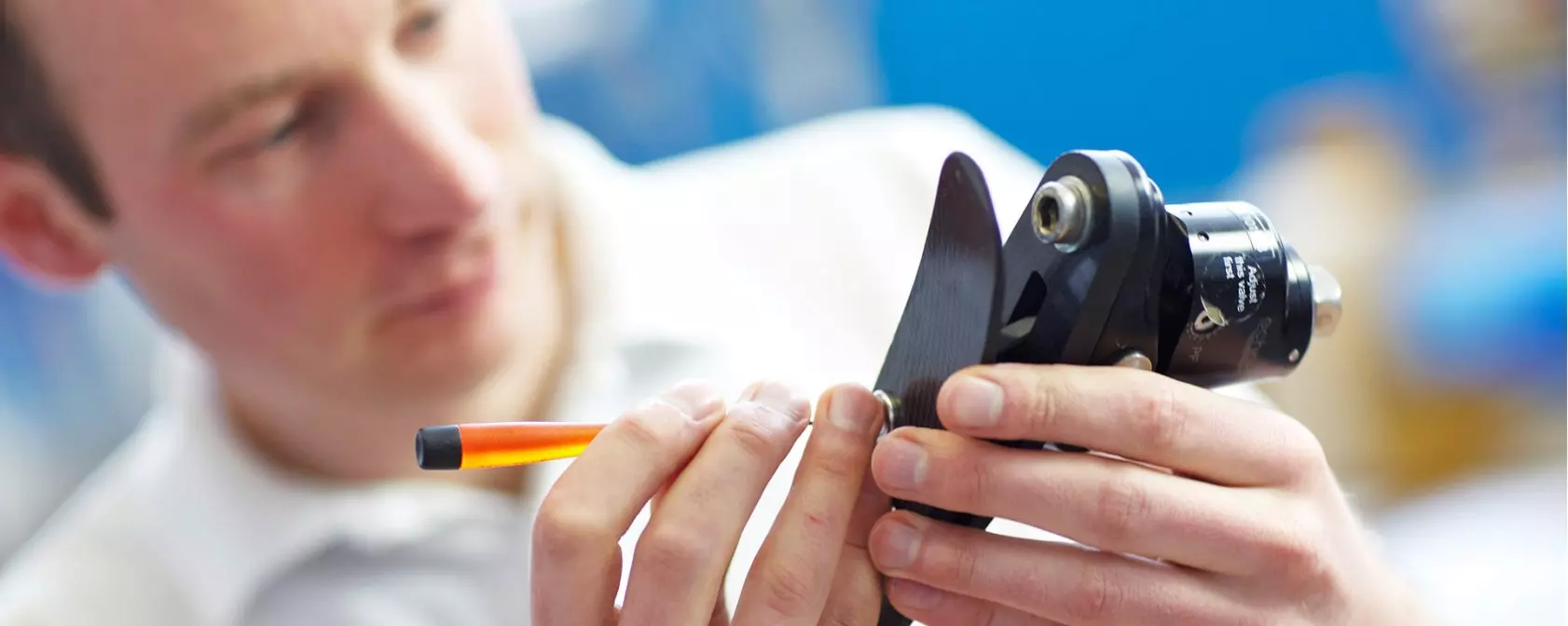 Sanitätskaufhaus Kellner - Relaunch 2025 - Mitarbeiter bei der Arbeit an einer Prothese