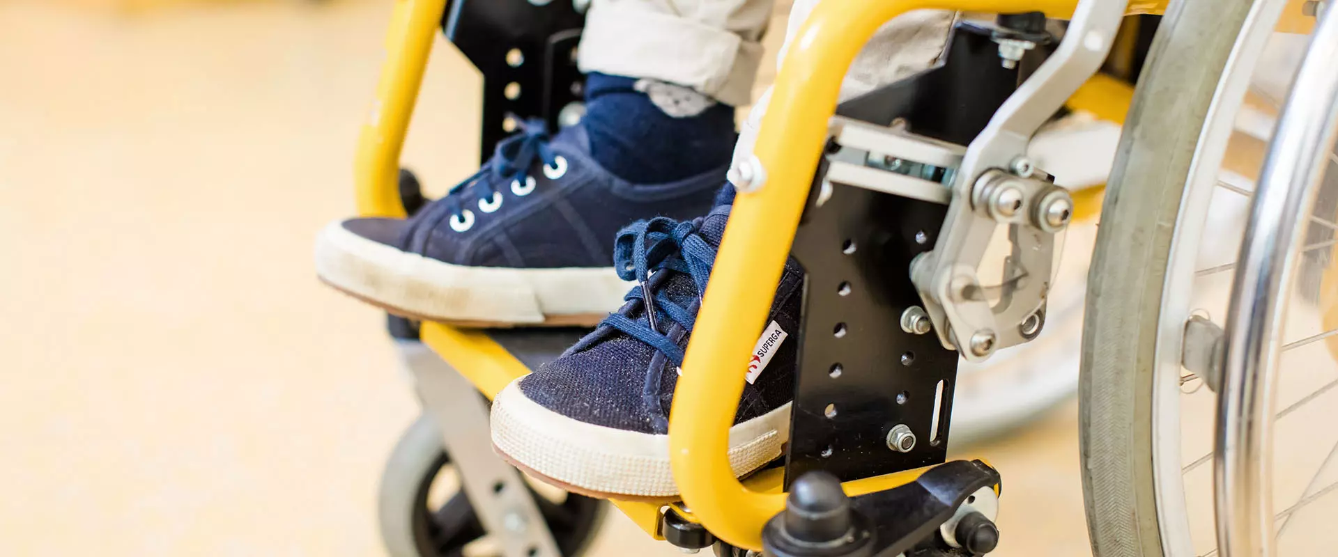 Sanitätskaufhaus Kellner - Relaunch 2025 - Kinderrehabilitation - Kinderfüße in der Rollstuhl und Rollator Abteilung
