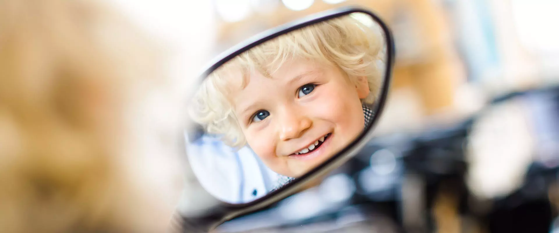 Sanitätskaufhaus Kellner - Relaunch 2025 - Kinderrehabilitation - lachendes Kind im Spiegel - Rollstuhl mit Rückspiegel