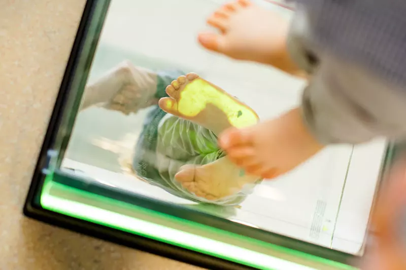 Sanitätskaufhaus Kellner - Relaunch 2025 - individuelle Einlagen - Kinderfüße werden gescannt für passgenaue Einlagen