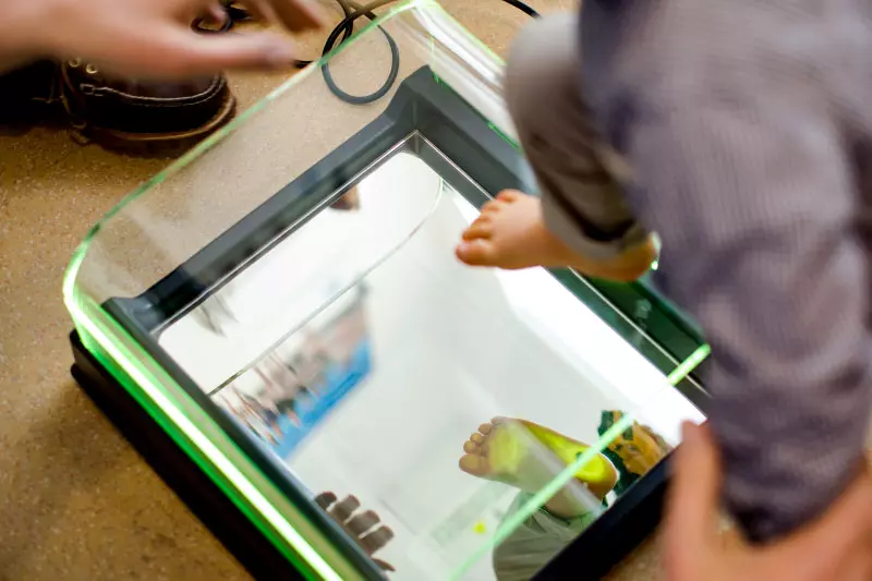 Sanitätskaufhaus Kellner - Relaunch 2025 - individuelle Einlagen - Kinderfüße werden gescannt für passgenaue Einlagen