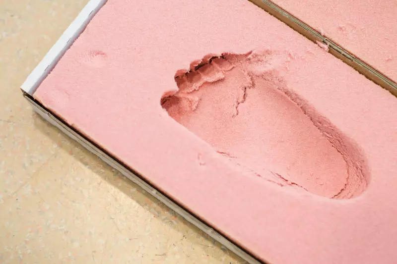 Sanitätskaufhaus Kellner - Relaunch 2025 - individuelle Einlagen - Einlagenanfertigung Detailaufnahme - Kinderfuß bei Fußabtruck