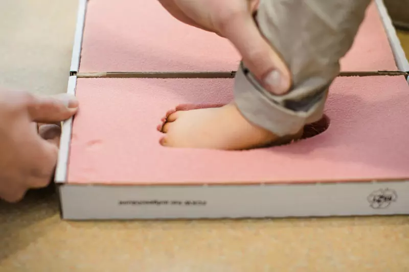 Sanitätskaufhaus Kellner - Relaunch 2025 - individuelle Einlagen - Einlagenanfertigung Detailaufnahme - Kinderfuß bei Fußabtruck