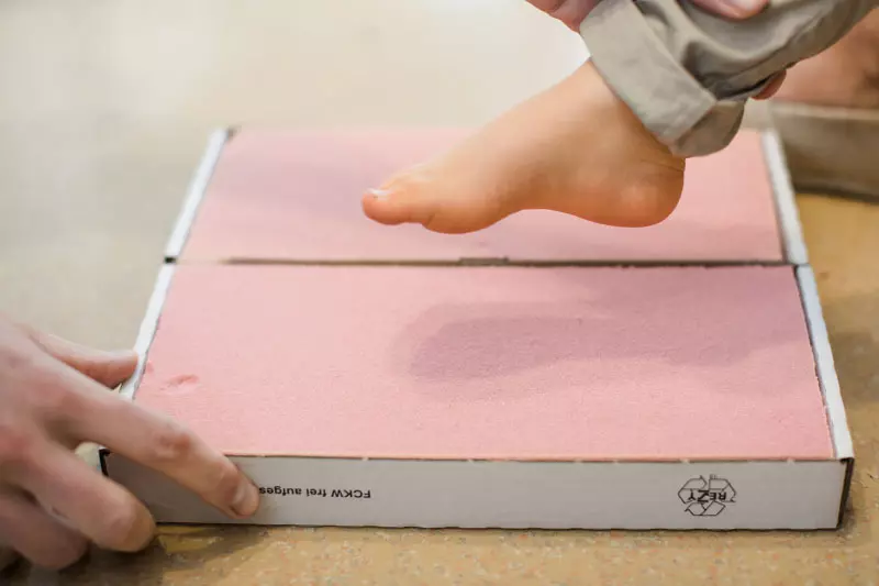 Sanitätskaufhaus Kellner - Relaunch 2025 - individuelle Einlagen - Einlagenanfertigung Detailaufnahme - Kinderfuß bei Fußabtruck