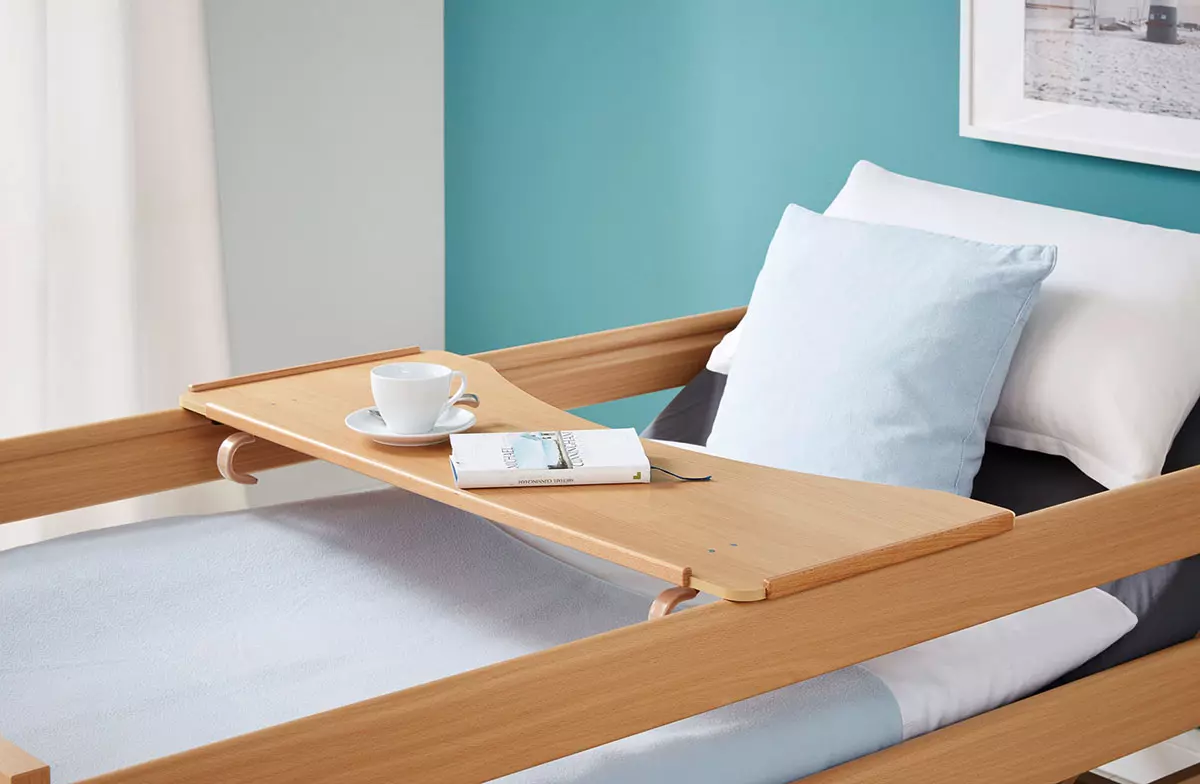 Sanitätskaufhaus Kellner - Relaunch 2025 - Kaufhaus - häusliche Pflege - Pflegebett in hellem Wohnraum