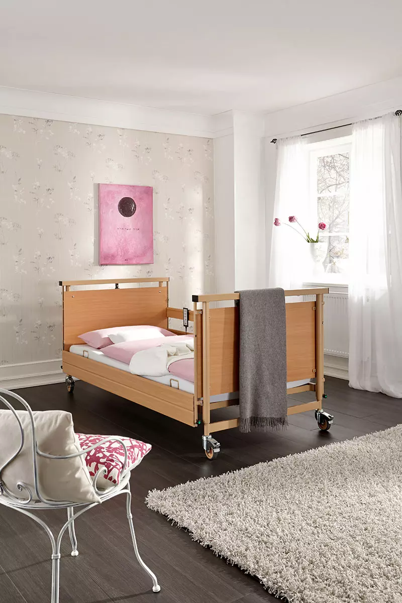 Sanitätskaufhaus Kellner - Relaunch 2025 - Kaufhaus - häusliche Pflege - Pflegebett in hellem Wohnraum