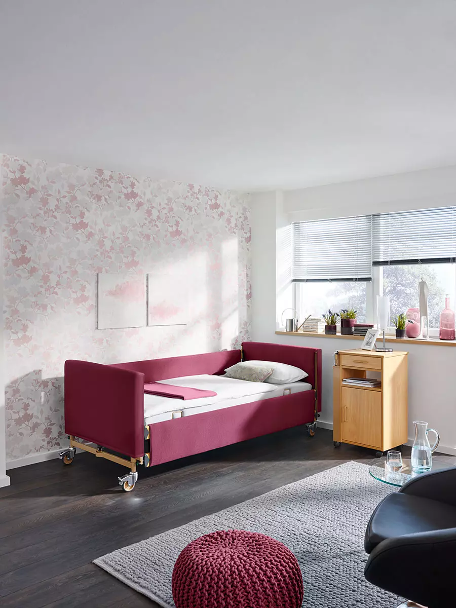 Sanitätskaufhaus Kellner - Relaunch 2025 - Kaufhaus - häusliche Pflege - Pflegebett in hellem Wohnraum