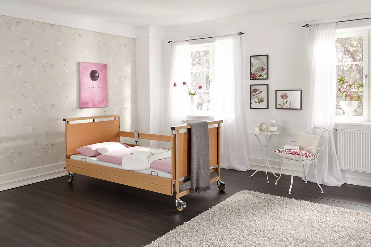 Sanitätskaufhaus Kellner - Relaunch 2025 - Kaufhaus - häusliche Pflege - Pflegebett in hellem Wohnraum