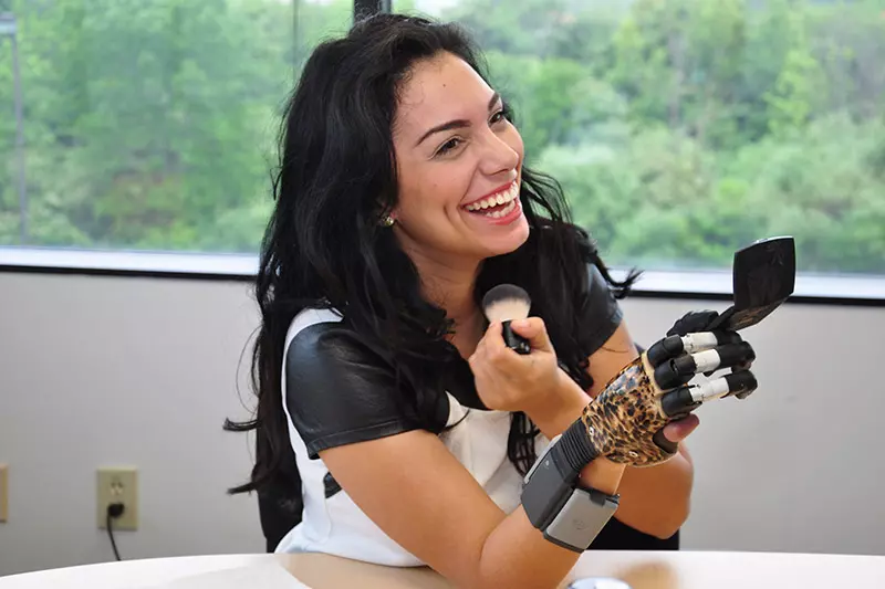 Sanitätskaufhaus Kellner - Relaunch 2025 - Werkstatt - Incent Systems Partner - lachendes Mädchen mit Handprothese inklusive Fingergelenken schminkt sich