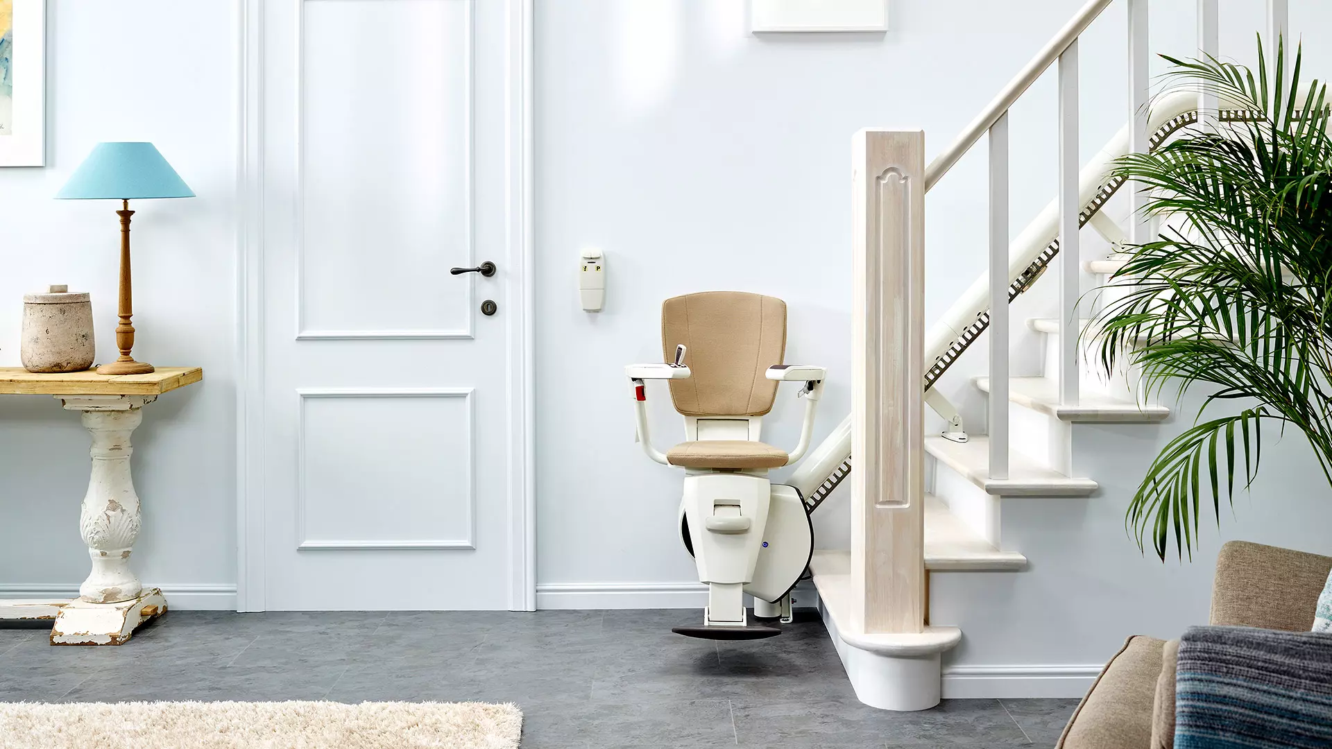 Sanitätskaufhaus Kellner - Relaunch 2025 - Kaufhaus - Treppenlifte - Treppenlift unten an Treppe