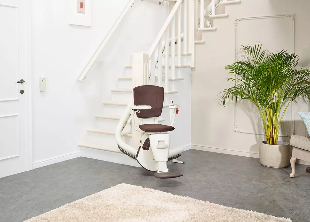 Sanitätskaufhaus Kellner - Relaunch 2025 - Kaufhaus - Treppenlifte - Treppenlift unten an Treppe