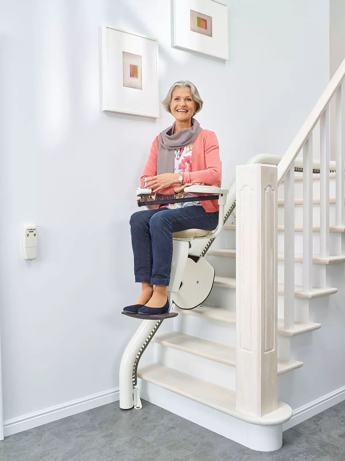 Sanitätskaufhaus Kellner - Relaunch 2025 - Kaufhaus - Treppenlifte - Frau fortgeschrittenen Alters auf einem Treppenlift