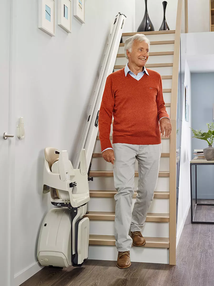 Sanitätskaufhaus Kellner - Relaunch 2025 - Kaufhaus - Treppenlifte - Mann fortgeschrittenen Alters auf einem Treppenlift