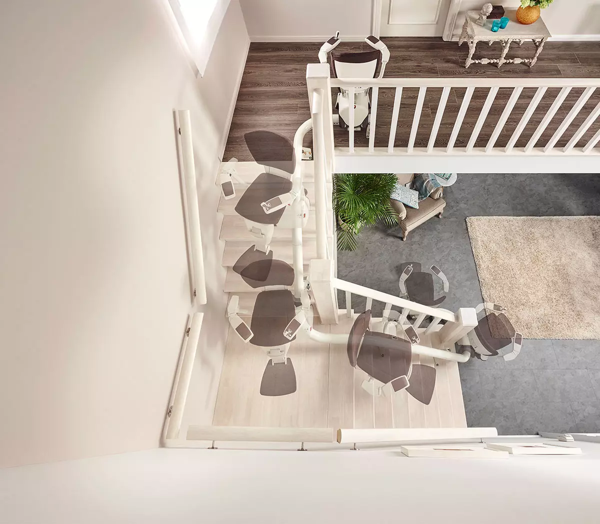 Sanitätskaufhaus Kellner - Relaunch 2025 - Kaufhaus - Treppenlifte - Vogelperspektive auf Treppe mit Lift - verschiedene Stadien transparent dargestellt