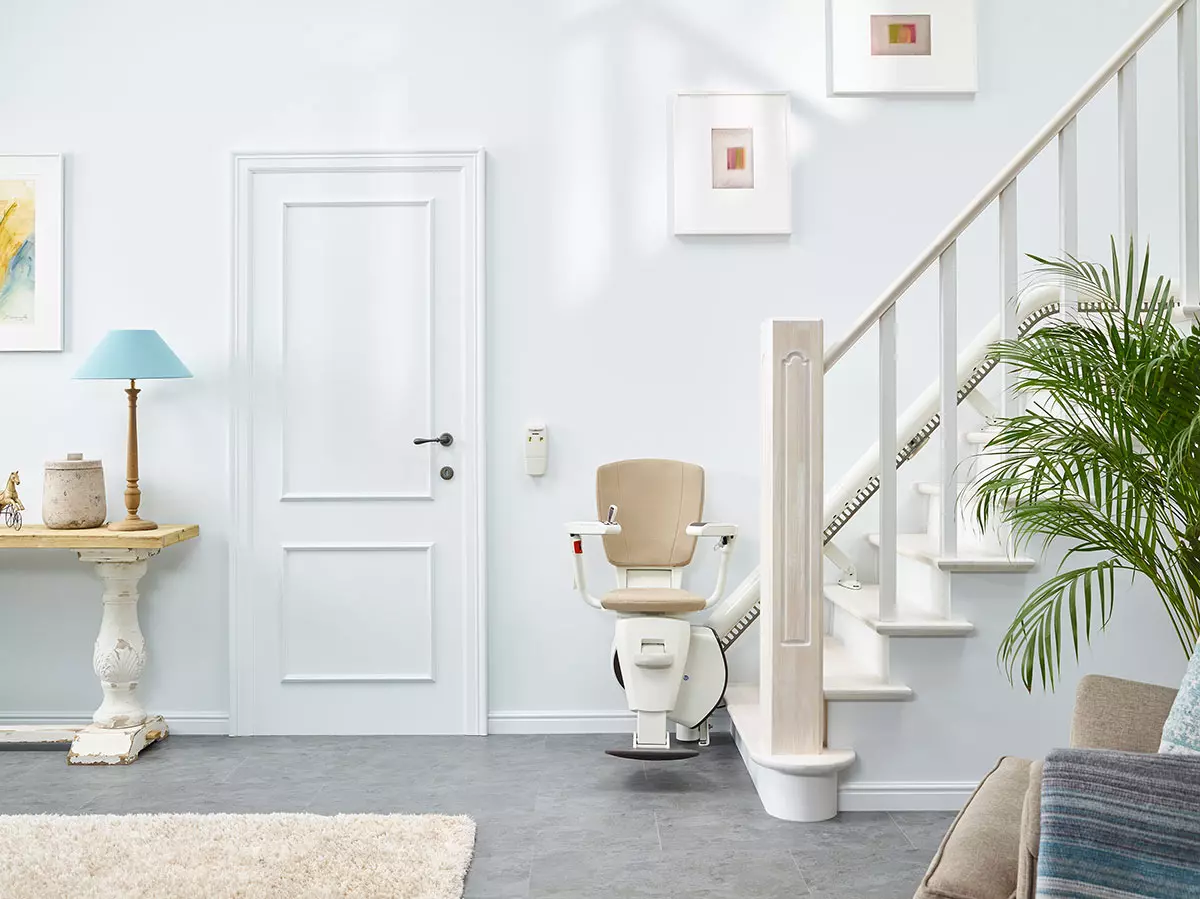 Sanitätskaufhaus Kellner - Relaunch 2025 - Kaufhaus - Treppenlifte - Treppenlift unten an Treppe