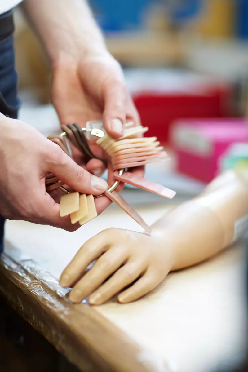 Sanitätskaufhaus Kellner - Relaunch 2025 - Werkstatt - Hauptfarbvarianten einer Armprothese