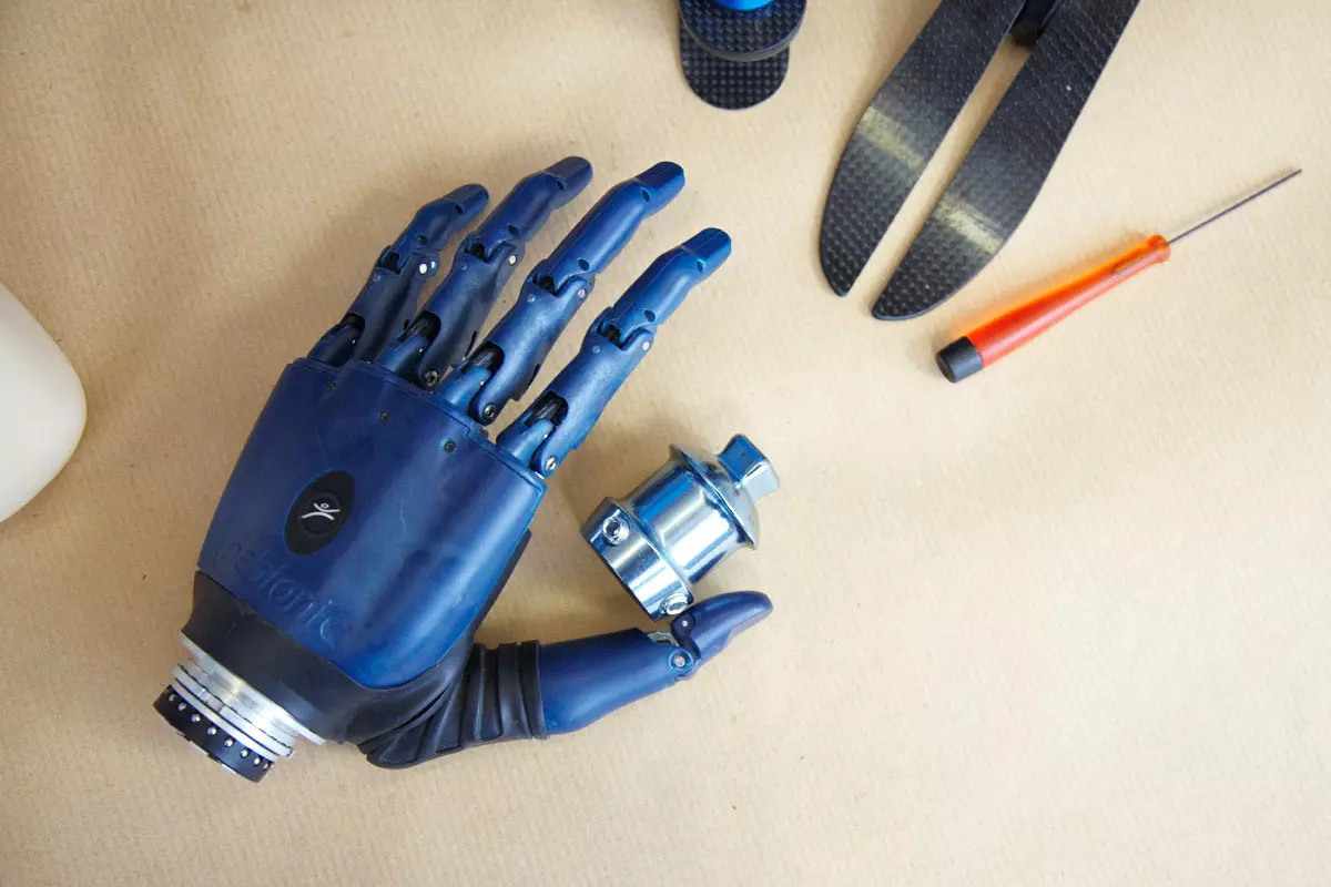 Sanitätskaufhaus Kellner - Relaunch 2025 - Werkstatt - verschiedene Werkzeuge und Handprothese aus der hauseigenen kellner Werkstatt