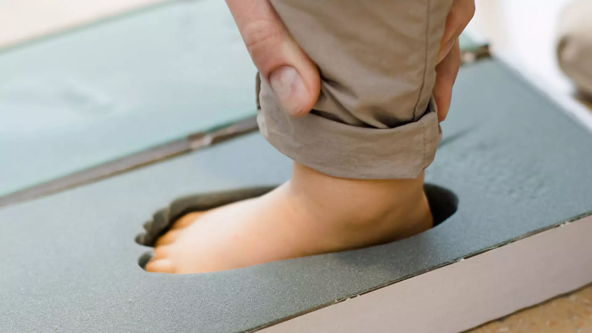 Sanitätskaufhaus Kellner - Relaunch 2025 - individuelle Einlagen - Einlagenanfertigung Detailaufnahme - Kinderfuß bei Fußabtruck