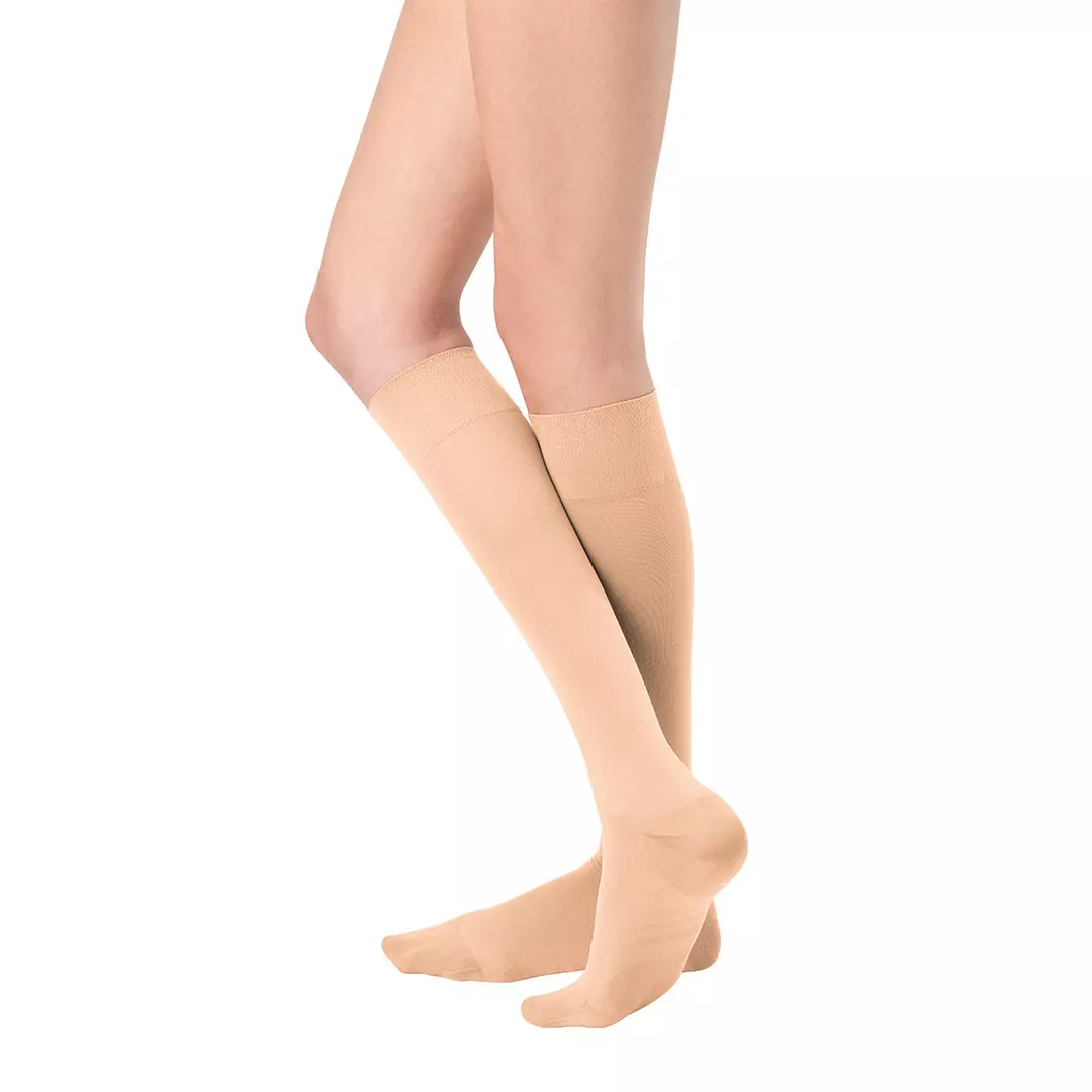 Sanitätskaufhaus Kellner - Relaunch 2025 - Kaufhaus - Kompressionsstrümpfe - Beine mit Kompressionsstrümpfen in Beige an den Füßen