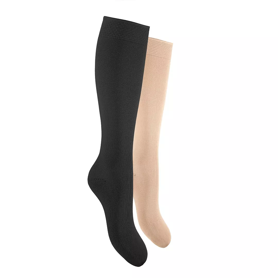 Sanitätskaufhaus Kellner - Relaunch 2025 - Kaufhaus - Kompressionsstrümpfe - Kompressionsstrümpfe in Schwarz und Beige an den Füßen