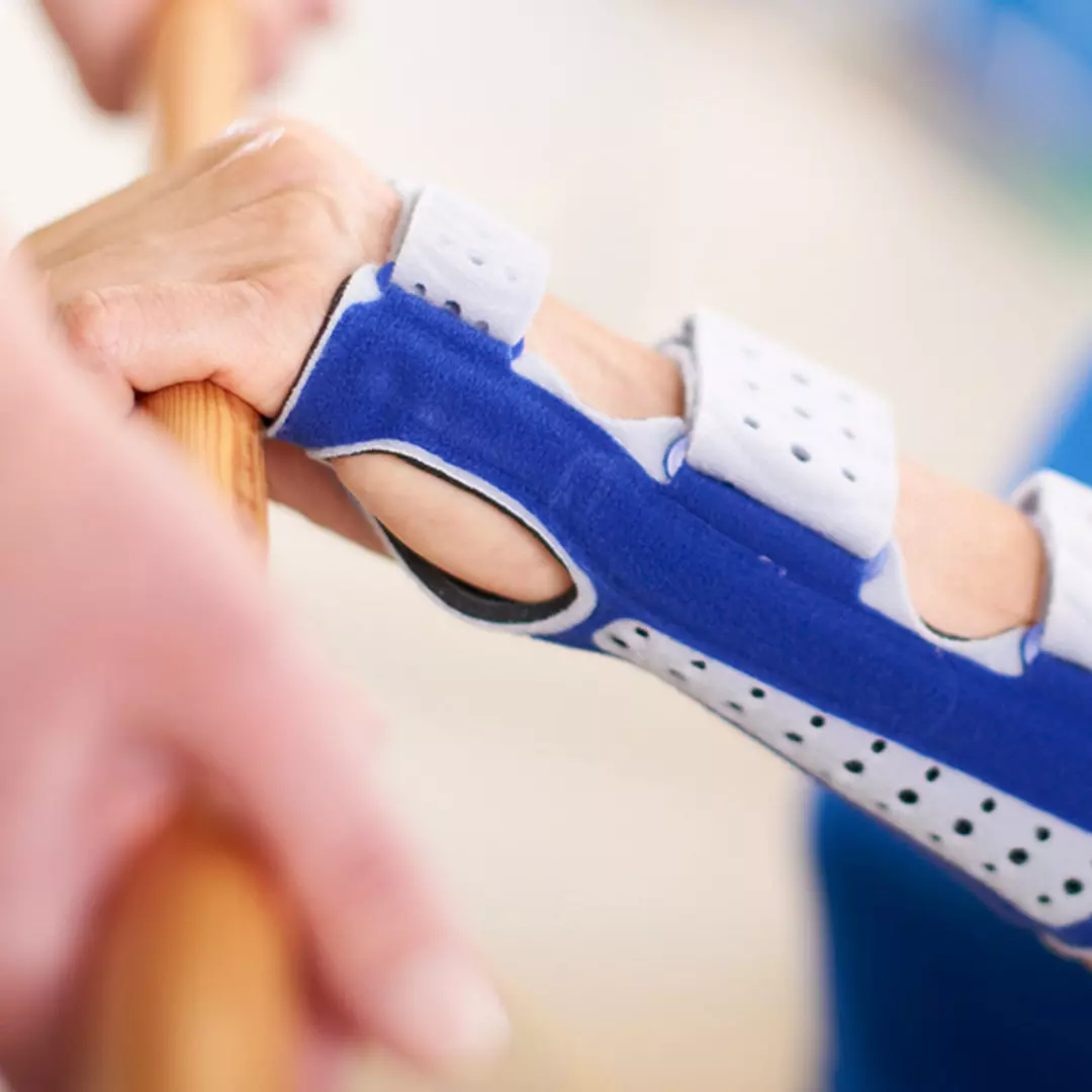 Sanitätskaufhaus Kellner - Relaunch 2025 - Orthese - Hand mit Orthese hält sich an einem Geländer fest