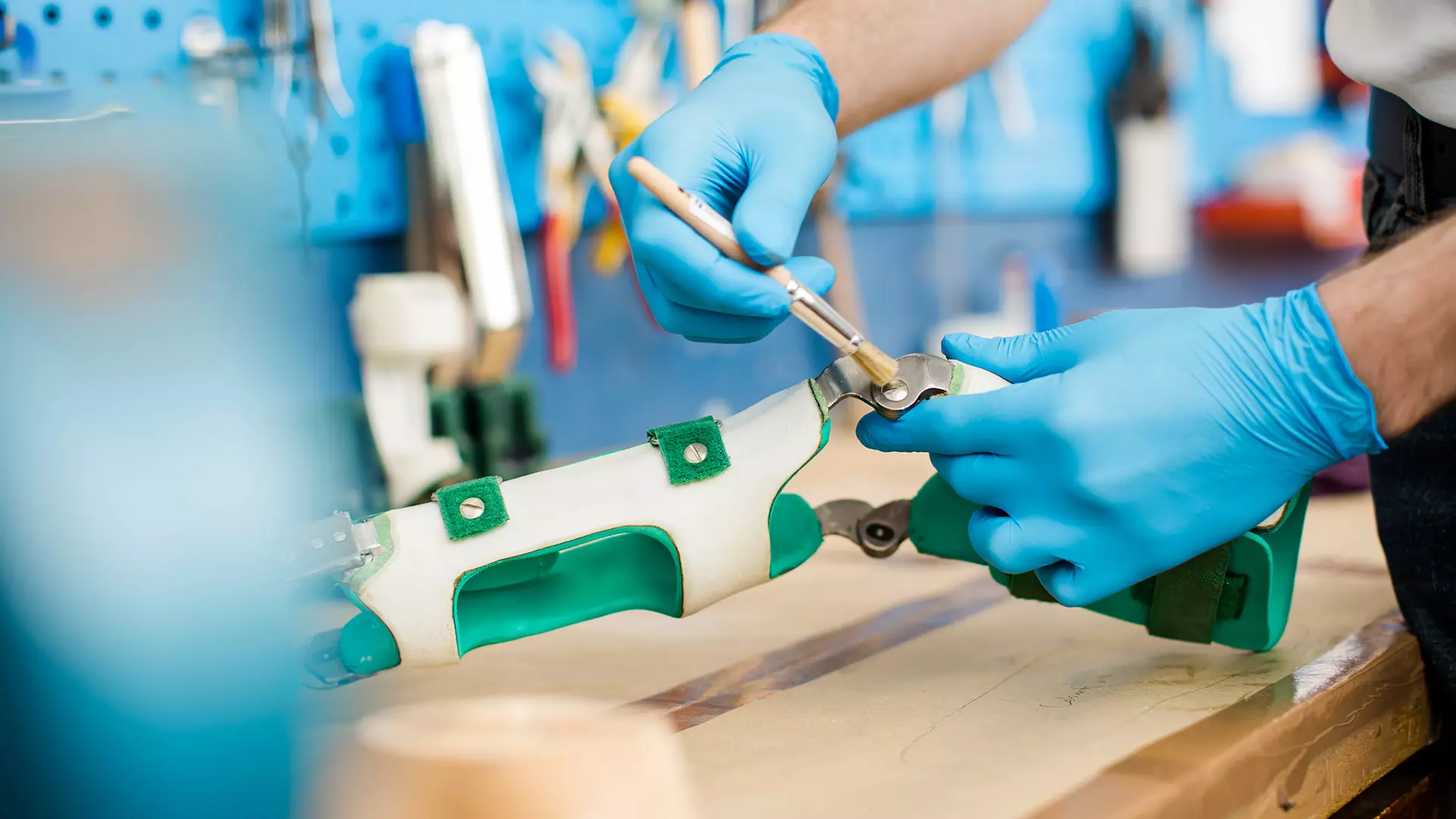 Sanitätskaufhaus Kellner - Relaunch 2025 - Werkstatt - Mitarbeiter des Sanitätskaufhauses bei der Arbeit an Orthese