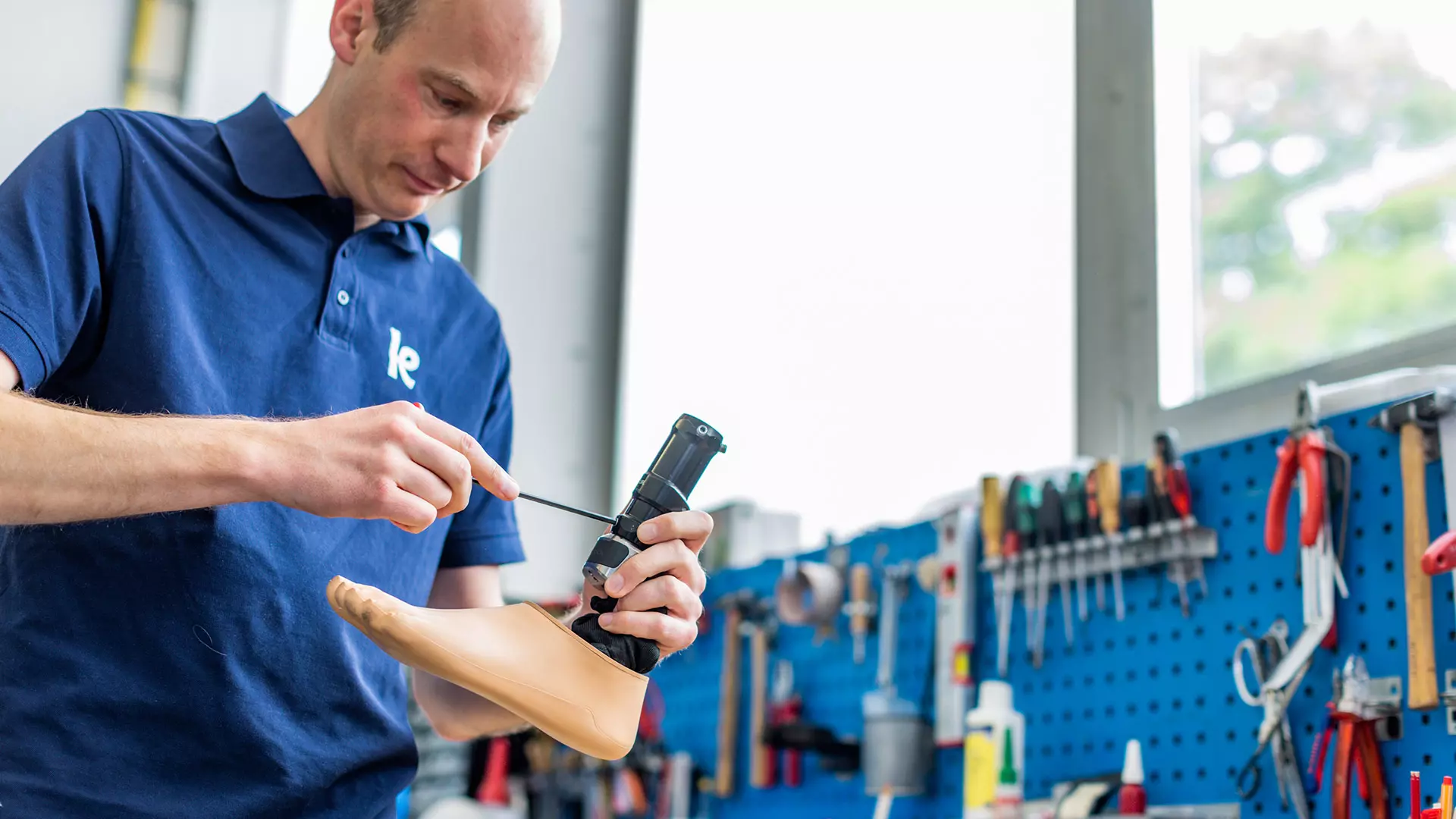 Sanitätskaufhaus Kellner - Relaunch 2025 - Werkstatt - Mitarbeiter des Sanitätskaufhauses bei der Arbeit an Prothese