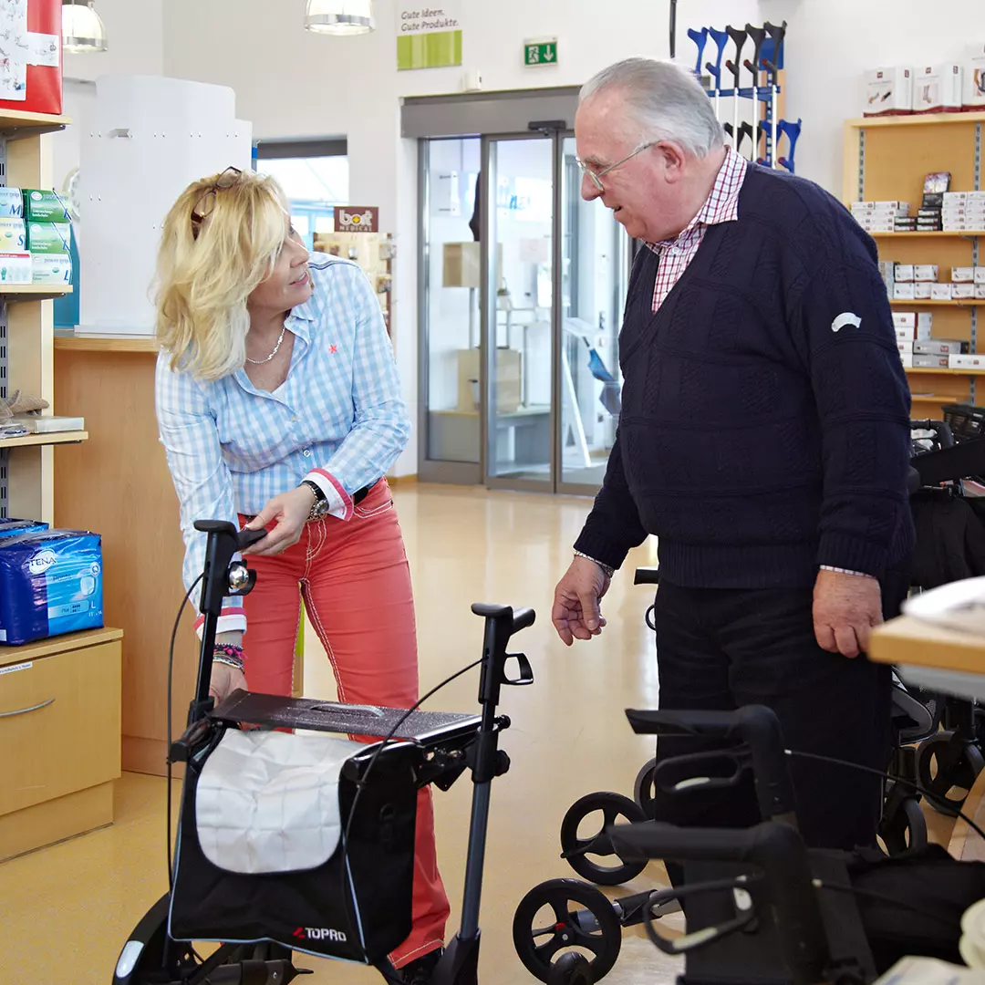 Sanitätskaufhaus Kellner - Relaunch 2025 - Rollstuhltechnik - Mitarbeiterin berät älteren Herren freundlich