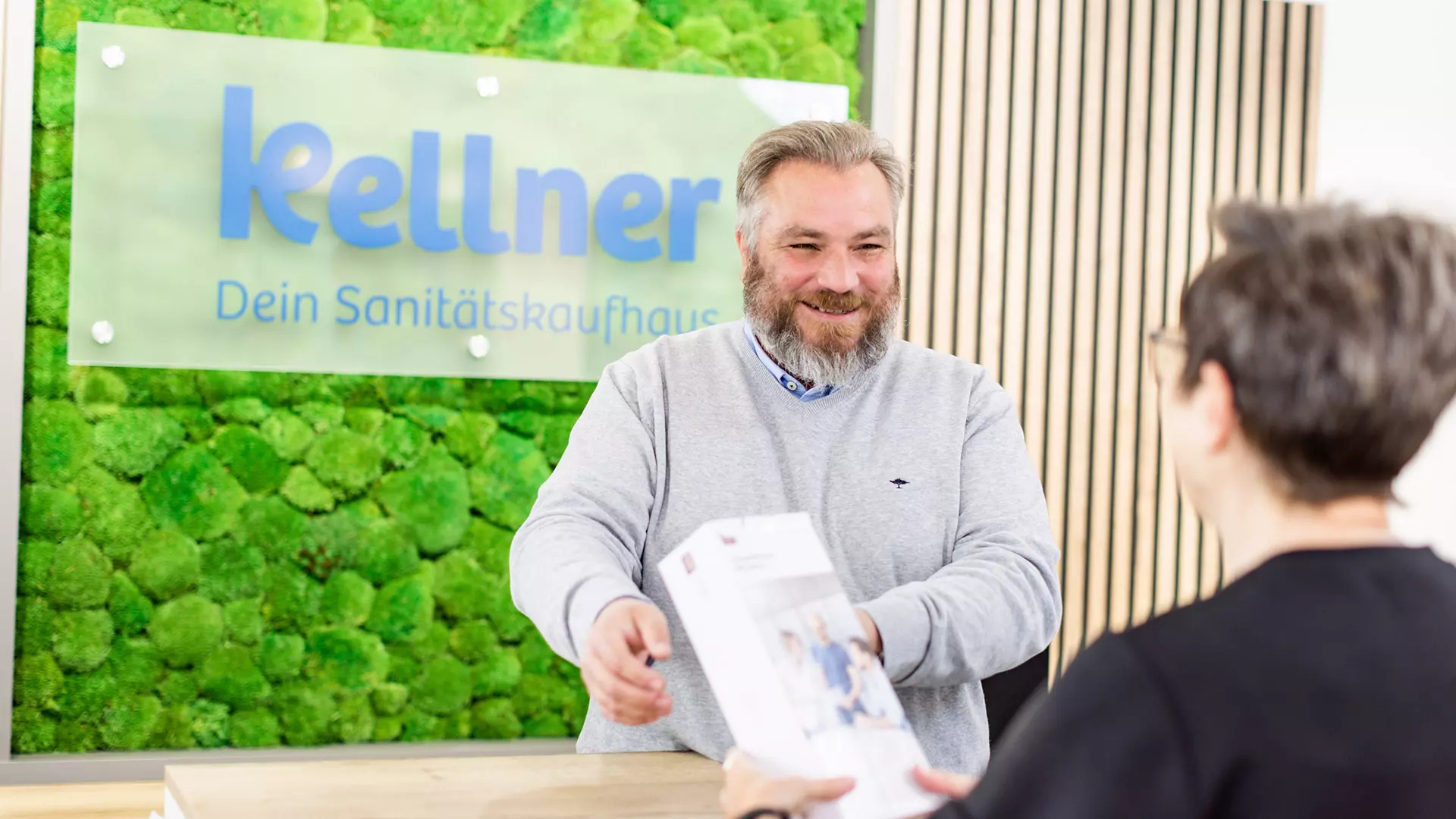 Sanitätskaufhaus Kellner - Relaunch 2025 - Service - Ihr Ansprechpartner Jörg Giesbertz bedient sie an der Sanitätskaufhaustheke