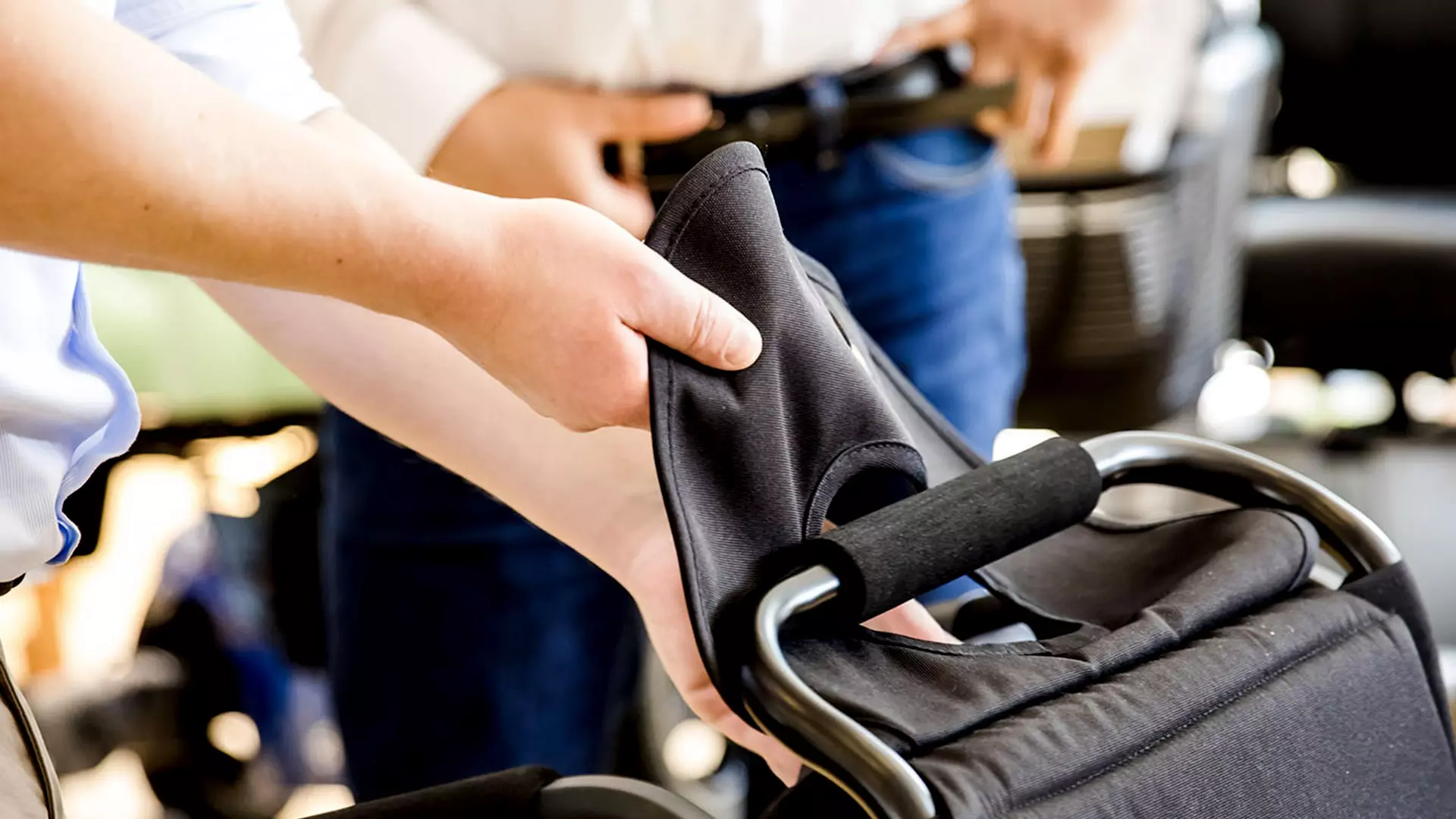 Sanitätskaufhaus Kellner - Relaunch 2025 - Kaufhaus - Rollstuhlverleih Rollatorverleih - Mitarbeiter zeigt die Funktionalität des Rollstuhls