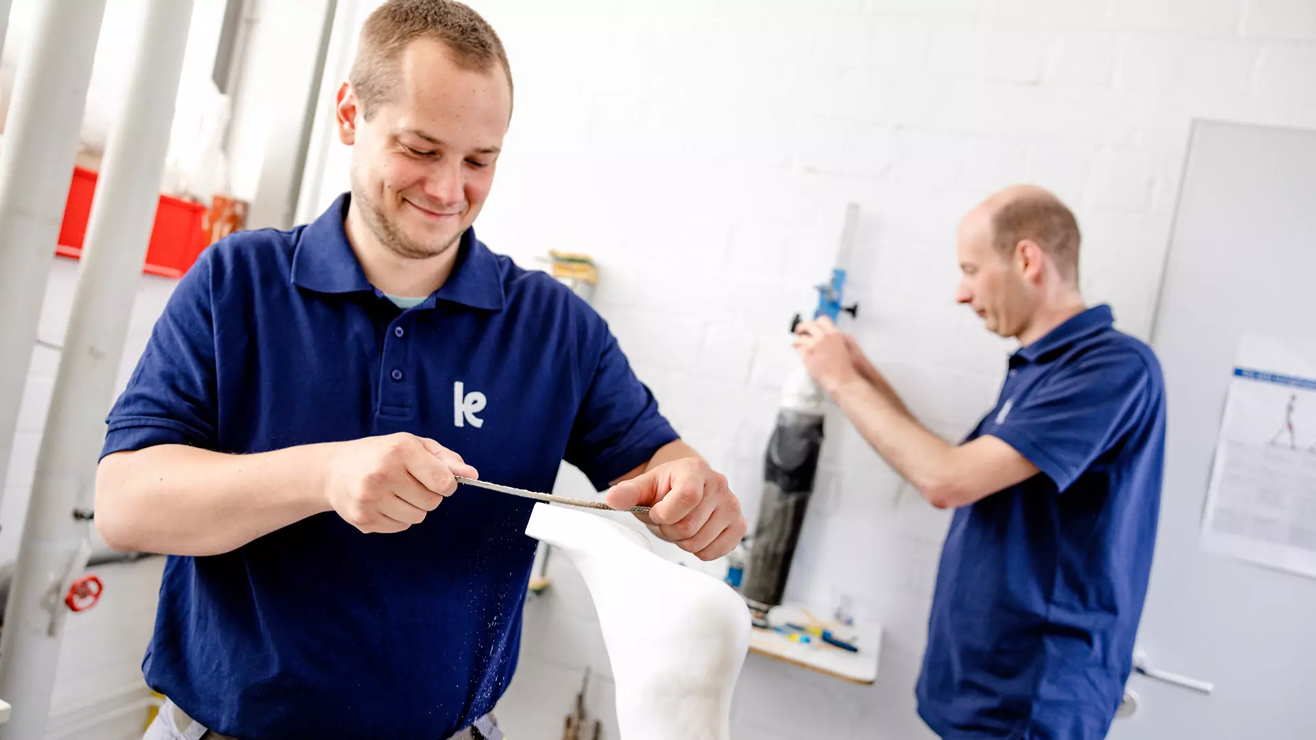 Sanitätskaufhaus Kellner - Relaunch 2025 - Werkstatt - zwei Mitarbeiter des Sanitätskaufhauses bei der Arbeit an einer Breinprothese